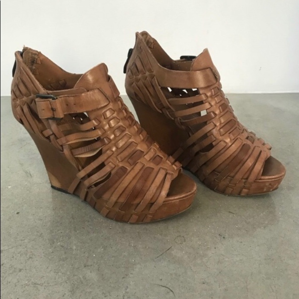 Vince Camuto wedges tan strappy size 6.5